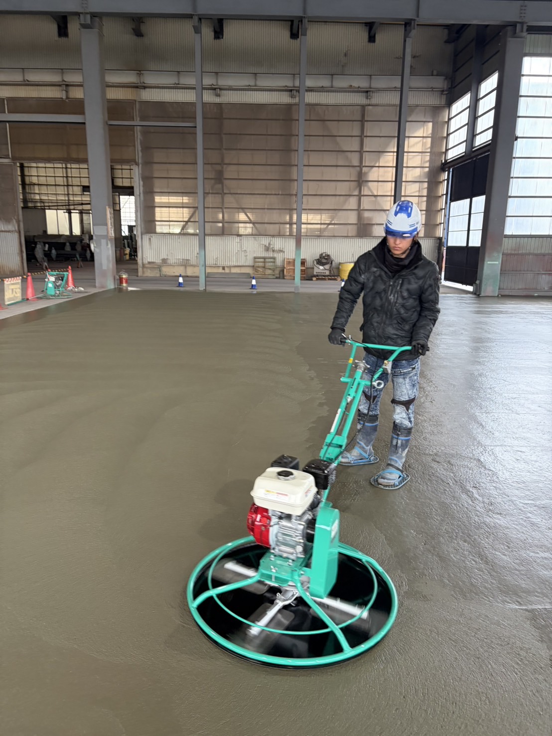 建設現場でコンクリートが流し込まれる基礎工事の様子